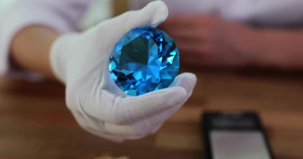 Nahaufnahme Von Diamantenexperten Bei Der Sortierung Von Diamanten Mit Schmuckwerkzeugen — Stockvideo