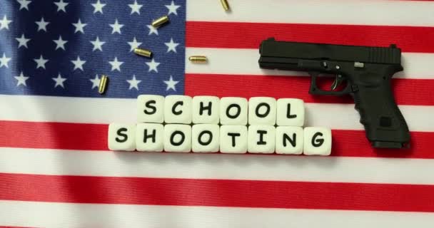 Silah Kurşunla Kelime Okulu Vurulması Otomatik Tabancalı Amerikan Bayrağı — Stok video