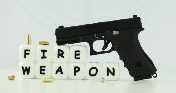 Pistola Automática Con Balas Doradas Palabra Arma Fuego Armas Ilegales — Vídeos de Stock