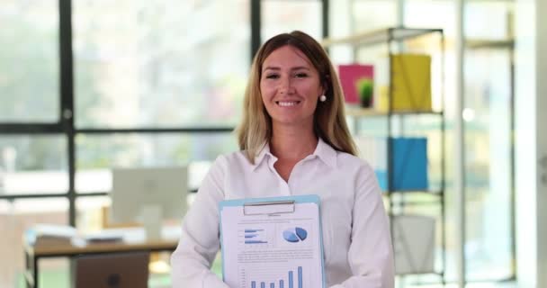 Mulher Bonita Gerente Marketing Mostra Documentos Apresentação Financeira Segmentação — Vídeo de Stock