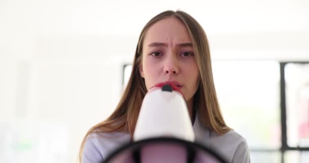 Jonge Studente Schreeuwt Spreekt Megafoon Advertentiezoekopdracht Voor Klanten — Stockvideo