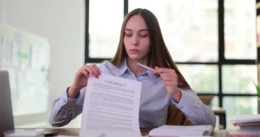 Bayan yönetici stajyer öğrenci müvekkil ofisinde sözleşme imzalamasını istiyor. Kararsız çalışan anlaşma ve kalemle anlaşma yapıyor