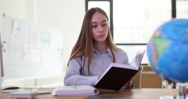 働くか 勉強し 仕事を準備することに集中した若い女性 マネージャーの学生がタスクと情報を記録 — ストック動画