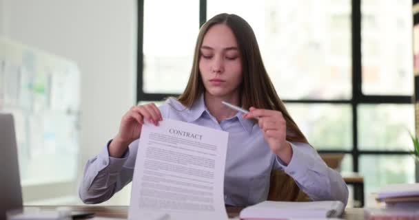 Vrouwelijke Manager Student Stagiair Vraagt Klant Een Contract Functie Ondertekenen — Stockvideo