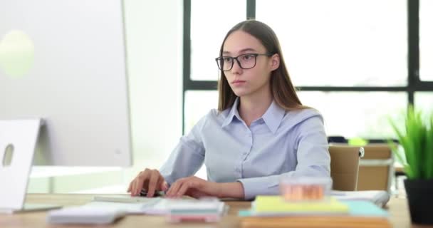 オフィスの職場に座っているコンピュータで悪いニュースを読んでいる若いビジネス女性に衝撃を与えました サドマネージャーは インターネットで受信または見られた通知に失望しています — ストック動画