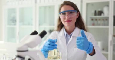 Araştırmacı bilim adamı, su kirliliği testini baş parmaklarıyla yapıyor. Mükemmel kalitede su ve filtreler önerilir.