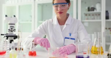 Kimyagerin elinde ilaç sentezinde tıbbi bir tablet var. Biyolog doktor onaylı tedavi öneriyor.