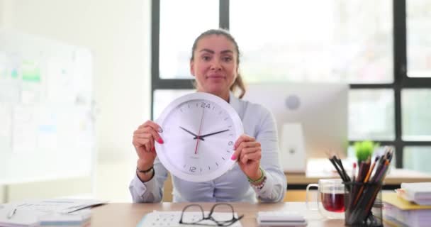Γυναίκα Ένα Μεγάλο Στρογγυλό Ρολόι Τοίχου Στο Γραφείο Υπεύθυνος Προσωπικού — Αρχείο Βίντεο