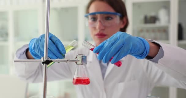 Forskaren Häller Gula Röda Flytande Kemikalier Kolven Kemiska Experiment Labb — Stockvideo
