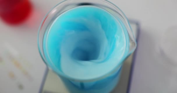 Chemische Laborausrüstung Und Untersuchung Toxischer Flüssigkeiten Labormagnetrührer Blaue Flüssigkeit Becher — Stockvideo