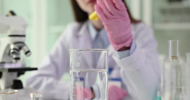 Επιστήμονας Αναλύει Μέτρηση Του Εργαστήριο Χημικής Βιολογίας Εξοπλισμό Από Γυαλί — Αρχείο Βίντεο