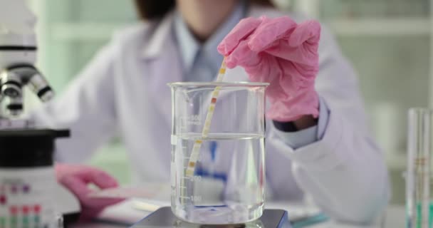 Strisce Tornasole Misurare Acidità Dell Acqua Bicchiere Acqua Laboratorio — Video Stock