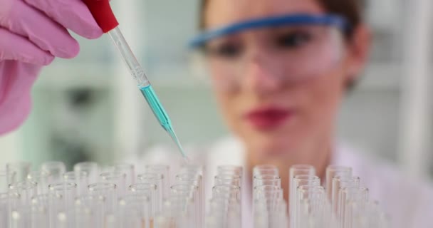 Cientista Com Pipeta Analisa Líquido Para Extrair Dna Moléculas Tubos — Vídeo de Stock