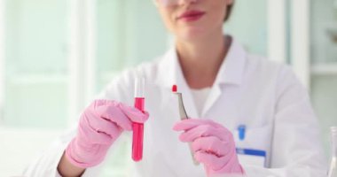 Kırmızı sıvı ve kırmızı haplarla test tüpü. Laboratuvardaki bilim adamı klinisyen eczacı