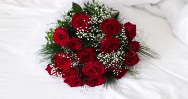 Güzel bir buket kırmızı gül ve çigila. Taze kırmızı güller