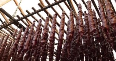 Churchkhela, Gürcistan pazarında satılmaktadır. Yemek ve lezzetli Gürcü tatlıları