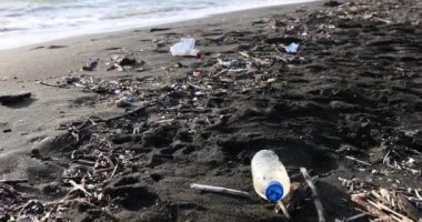Kumsaldaki kumsalda kirlenmiş plaj. Çevresel sorunlar ve denizdeki çöp kavramı