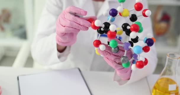 Chemicus Houdt Moleculair Model Vast Tekent Chemische Formules Scheikunde Onderwijs — Stockvideo
