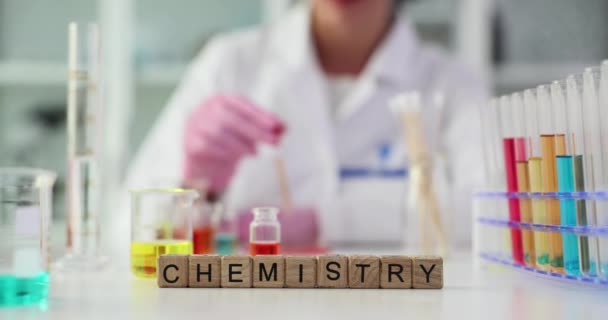 Χημικά Γυάλινα Σκεύη Πολύχρωμο Υγρό Και Χημεία Λέξη Στο Εργαστήριο — Αρχείο Βίντεο