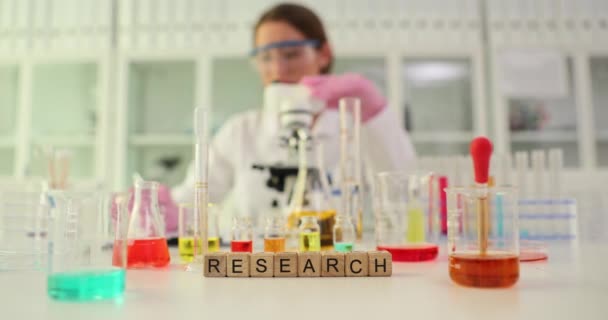 Matraz Química Vidrio Prueba Con Solución Multicolor Laboratorio Investigación Estudio — Vídeo de stock