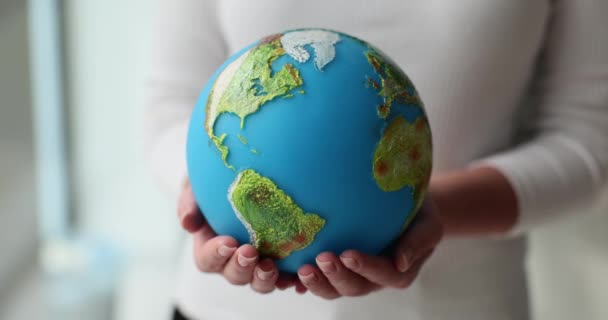 Жіночі Руки Глобусом Концепцією Екологічного Способу Життя Захист Світу Планети — стокове відео