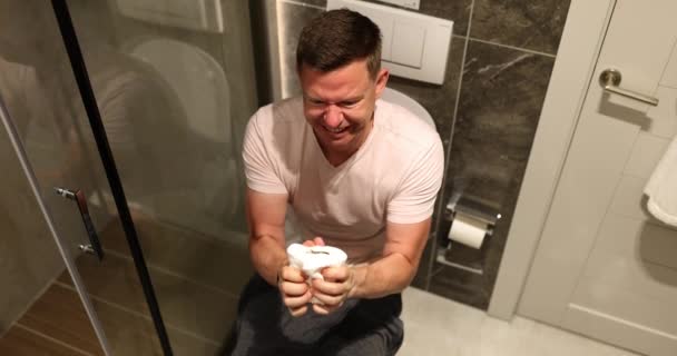 Man Zit Toilet Met Toiletpapier Lijdt Aan Constipatie Aambeien Probleem — Stockvideo