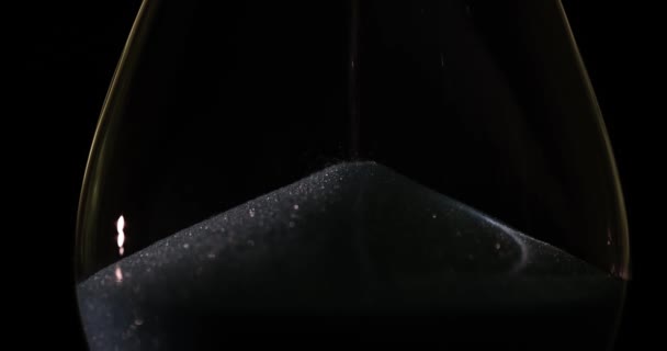 Современные Песочные Часы Черным Фоном Концепция Прохождения Часов Сроков Срочности — стоковое видео