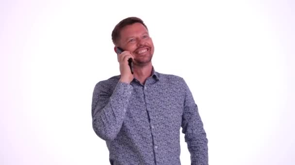 Jeune Homme Souriant Parlant Téléphone Heureux Beau Gars Ayant Une — Video
