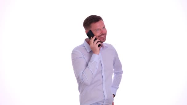 Schöner Junger Geschäftsmann Telefoniert Auf Weißem Hintergrund Kommunikation Mit Kunden — Stockvideo