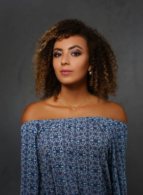 Güzel genç Latin bir kadının portresi, dalgalı saç stili, profesyonel stüdyo fotoshot. Model ajansı için çalışan kız modeller. Modellik, güzellik, sağlık konsepti