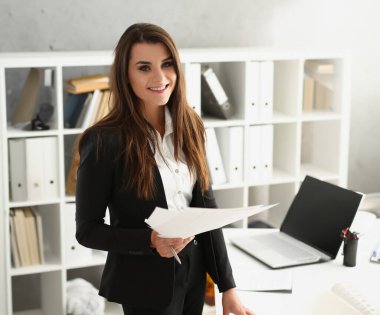 Belgelerle poz veren esmer kadın portresi, iş kadını şirket içi iş görüşmesi raporu. Biz firma, başarı, kariyer büyüme kavramı