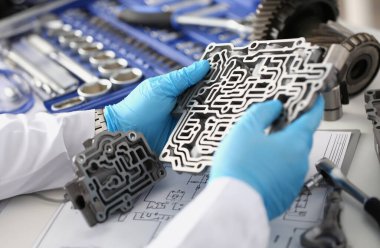 Eldivenli tamircinin yakın çekimi otomobil parçası, parlak yeni araba detayı. Pit stop, test, otomotiv, fiksasyon, otomobil bakımı, laboratuvar konsepti