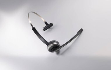 Gri arka planda mikrofon olan kulaklıklar müzik dinlemek ve şarkı söylemek için bir cihaz. Müzik, ses, teknoloji, DJ, kulaklık, kayıt kavramı