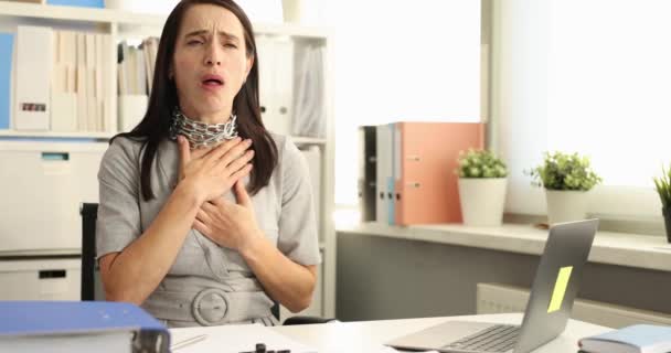 办公室四千多部电影中 脖子上戴着铁链的女商人在餐桌前咳嗽着 季节性喉炎概念 — 图库视频影像