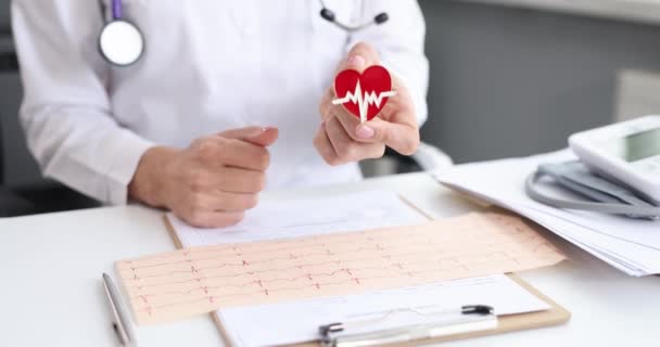Médico Cardiologista Segurando Ícone Forma Coração Com Ecg Mostrando Polegar — Vídeo de Stock
