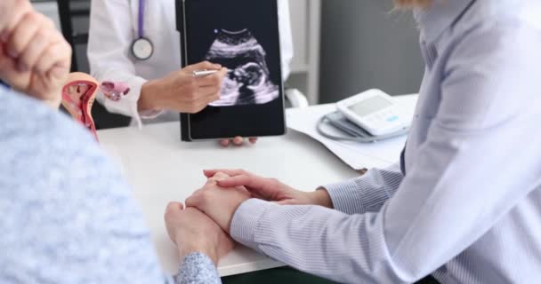 Gynekolog Ukazující Výsledek Ultrazvukového Vyšetření Plodu Digitálních Tabletách Manželskému Páru — Stock video