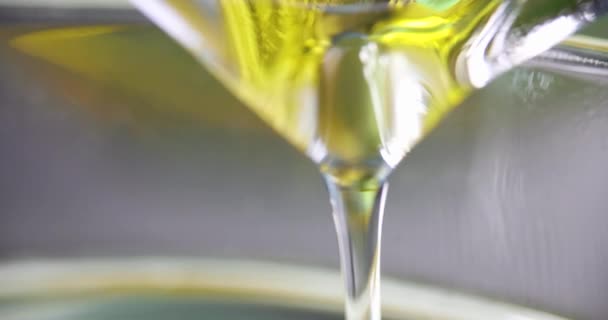 Aceite Transparente Amarillo Transparente Vierte Vidrio Aceite Vegetal Para Cocinar — Vídeo de stock