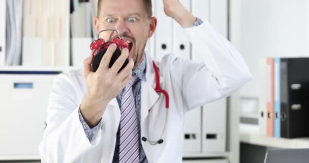 Mladý Lékař Podívá Budík Zakřičí Přesčasy Termíny Medicíně — Stock video