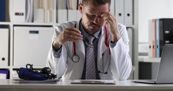 Médico Cansado Con Dolor Cabeza Quita Las Gafas Lugar Trabajo — Vídeos de Stock