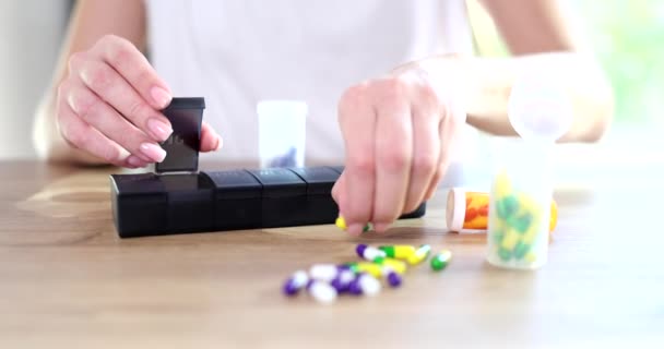 Vrouwelijke Handen Gieten Tabletten Medicijn Pil Doos Closeup Film Slow — Stockvideo