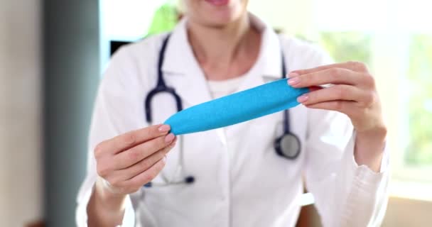Dokter Fysiotherapeut Stretching Blauwe Tape Zijn Handen Closeup Film Slow — Stockvideo