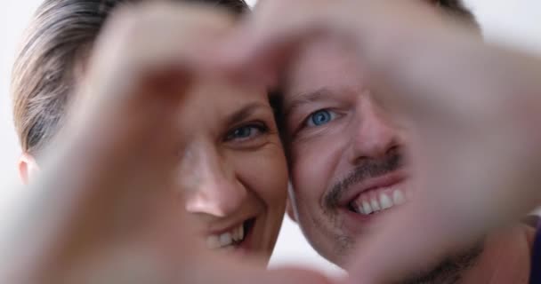 Glücklich Verliebtes Paarporträt Mit Handgefertigtem Herzförmigen Rahmen Verliebte Männer Und — Stockvideo
