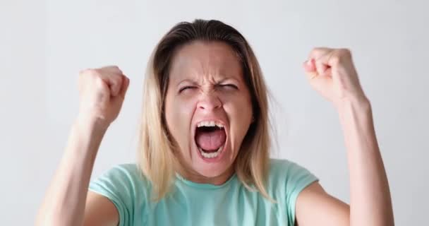 Retrato Una Mujer Enojada Emocionalmente Nerviosa Gritando Concepto Descomposición Femenina — Vídeo de stock