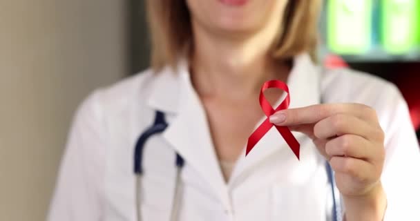 Orvos Vörös Szalagot Tart Kezében Felemeli Ujját Aids Elleni Küzdelem — Stock videók