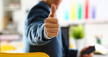 Erkek kol Tamam göster veya ofis portre konferans sırasında onaylayın. Üst düzey ve kalitede ürün teklif iyi sembolü ifade mükemmel arabuluculuk çözüm mutlu istemci yaratıcı Danışmanı katılmak