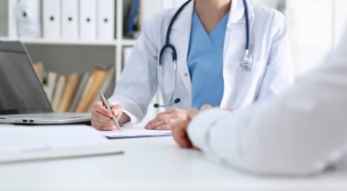 Tıbbi formlar closeup tıp doktor arka planda çalışma sırasında yatan stetoskop kafa. Hasta geçmiş listesini ziyaret edin onay 911 tıp hesaplama ve istatistikleri sağlıklı yaşam konsepti