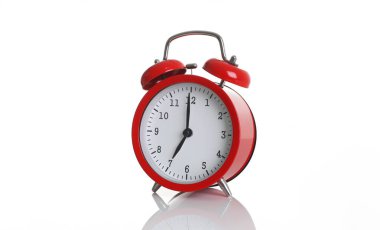 Beyaz arka planda izole edilmiş kırmızı alarmlı saat sabahın yedisinde uyanmak için saat yediyi gösteriyor. Sabah ya da akşam kahvaltı yap ve sabah 7 'de işe git...
