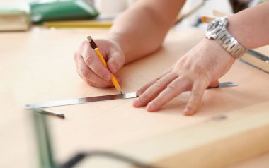 Silah alt yapı planı yapma kağıt closeup ölçekli. El ile iş DIY ilham iyileştirme iş düzeltme Dükkanı grafik sanayi başlangıç işyeri fikir tasarımcı kariyer endüstriyel eğitim