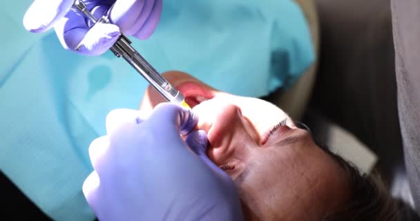 Tandläkare Injicerar Bedövning Patientens Tandkött För Smärtfri Tandvård Tandvård Utan — Stockvideo