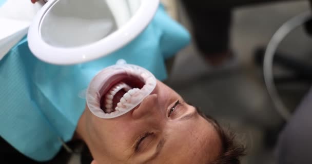 Kvinnan Kontrollerar Fasader Efter Ingrepp Kliniken Vackra Vita Raka Tänder — Stockvideo